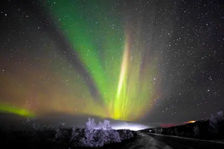 grüne und orangne Polarlichter im norden Schwedens 