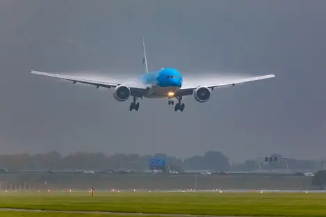 001_ Amsterdam_Boeing_777.jpg