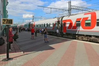 026 Transibirische Eisenbahn Bahnhof Omsk.jpeg